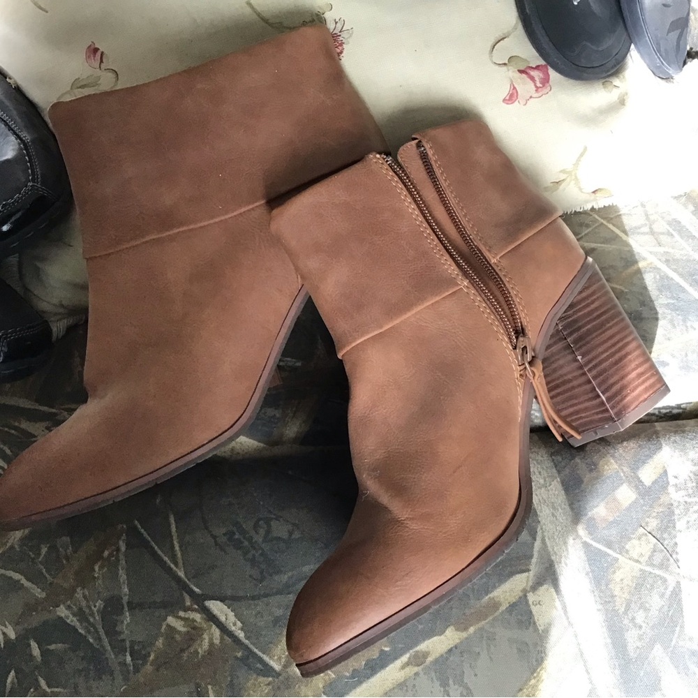 BCBC sz 8.5 tan leather heeled booties with inside zippers with tassles